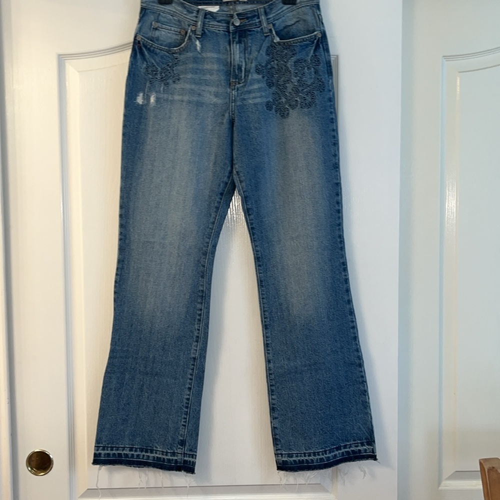 Lena Jeans S. 10 embroided front and back pockets. Flattering fit. Frayed hem.